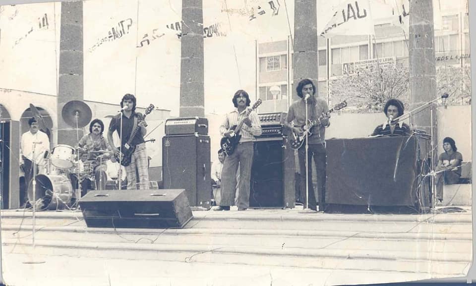 Los Vagabundos tocando en la Plaza Principal de Tepic. Fotografía de Bernardo Macías.